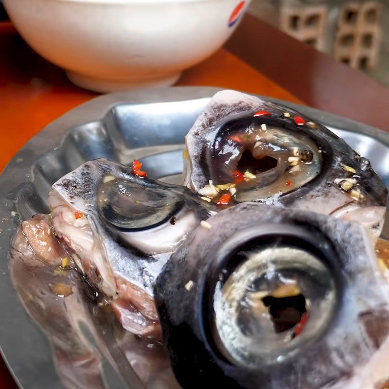 Step 3 Marinate the tuna eyes Ocean tuna eyes stewed with green pepper