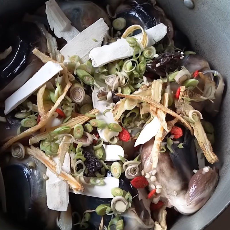 Step 3 Marinate the fish eyes Ocean tuna fish eyes stewed with herbal medicine