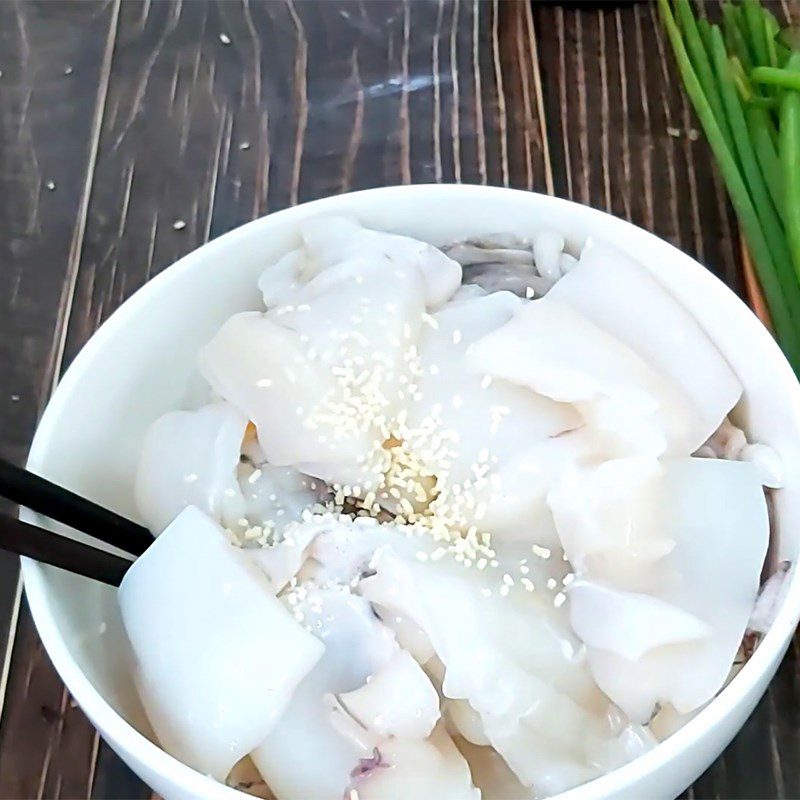 Step 3 Marinate the squid and make the seasoning sauce for Stir-fried squid with ginger and onion