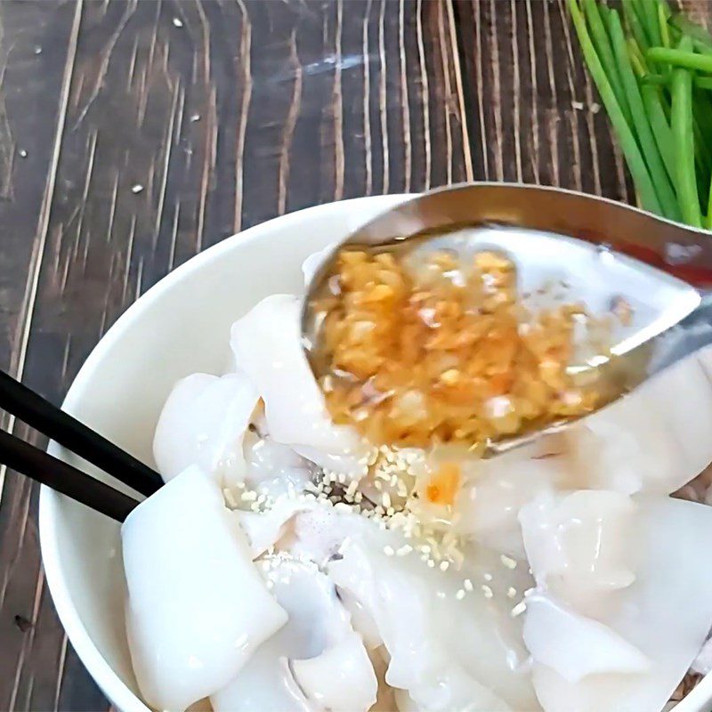 Step 3 Marinate the squid and make the seasoning sauce for Stir-fried squid with ginger and onion
