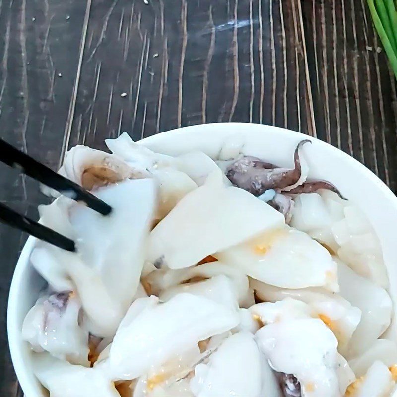 Step 3 Marinate the squid and make the seasoning sauce for Stir-fried squid with ginger and onion