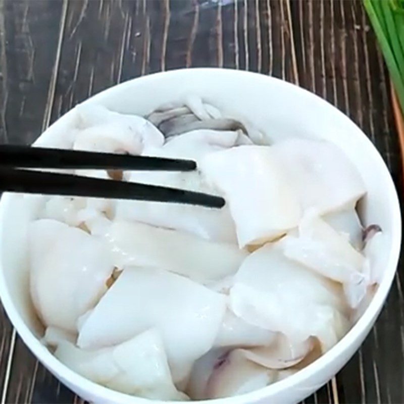 Step 3 Marinate the squid and make the seasoning sauce Stir-fried squid with ginger and onion