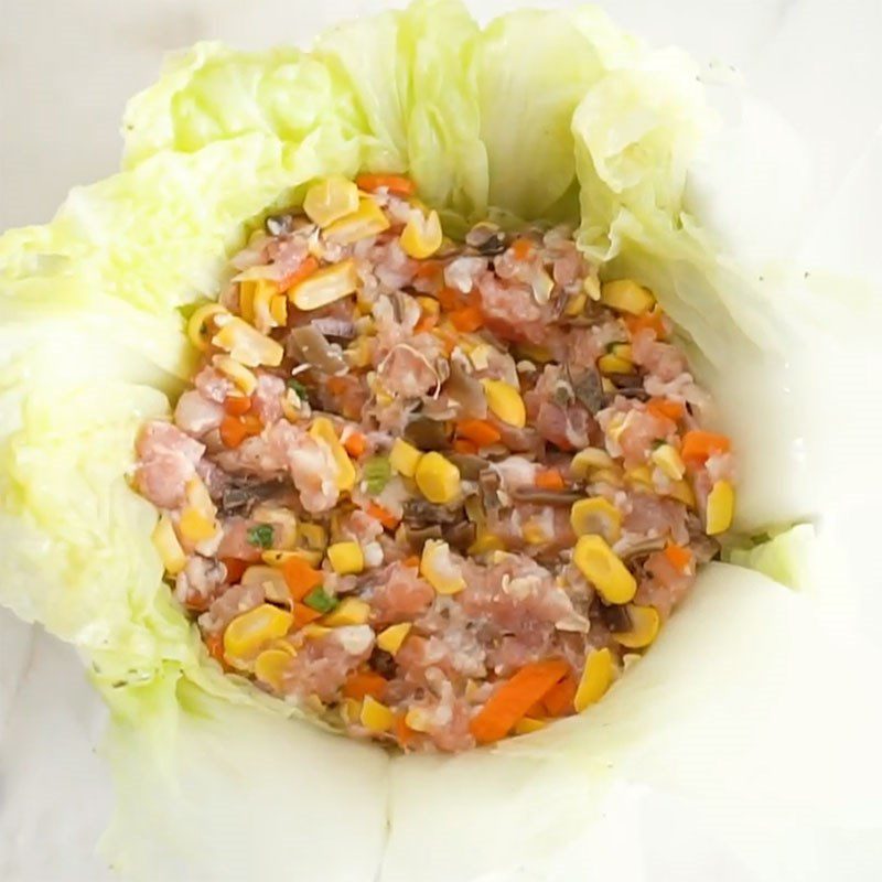 Step 2 Season the filling and roll the meat for Napa cabbage rolls with five-colored meat