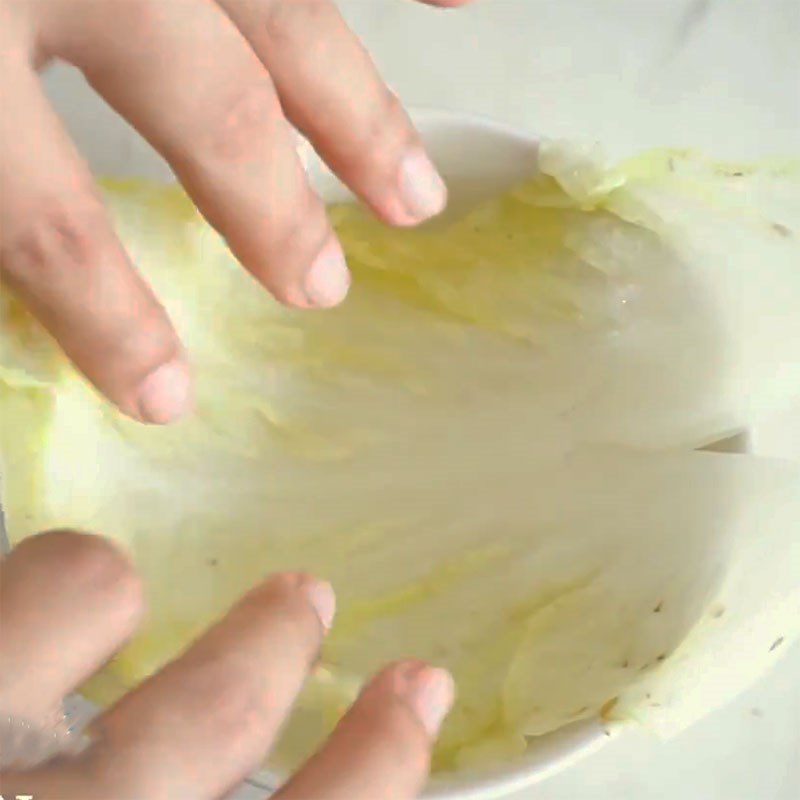 Step 2 Season the filling and roll the meat for Napa cabbage rolls with five-colored meat