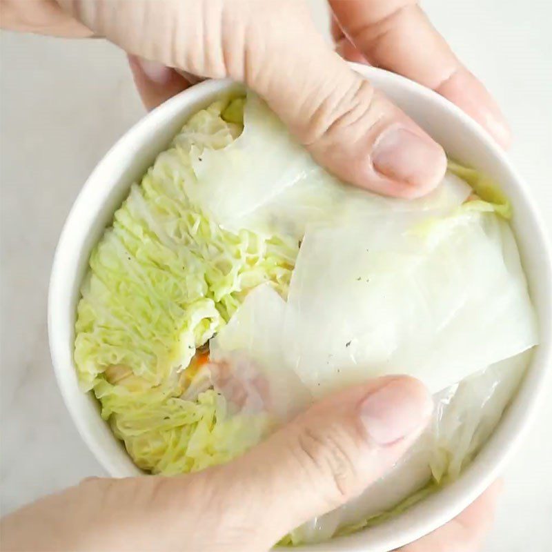 Step 2 Season the filling and roll the meat for Napa cabbage rolls with five-colored meat