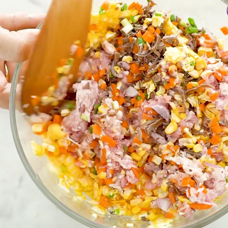 Step 2 Season the filling and roll the meat for Napa cabbage rolls with five-colored meat