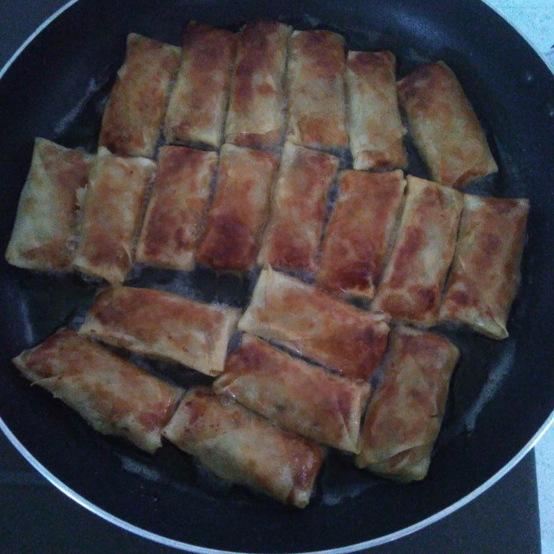 Step 2 Fry spring rolls How to make vermicelli with store-bought spring rolls