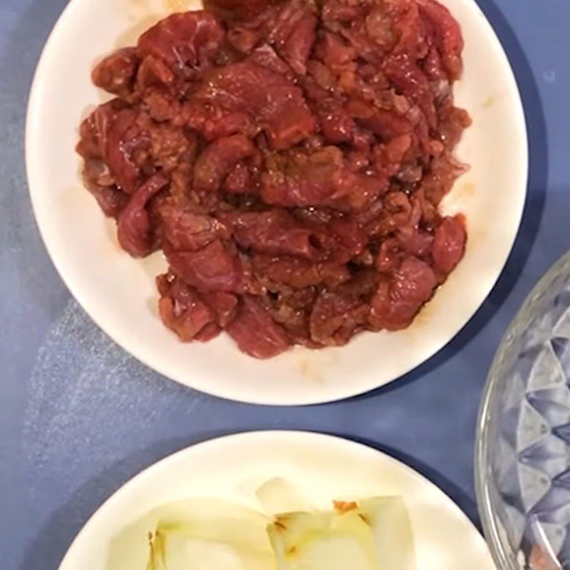 Step 2 Marinating beef Beef stir-fried with oyster mushrooms