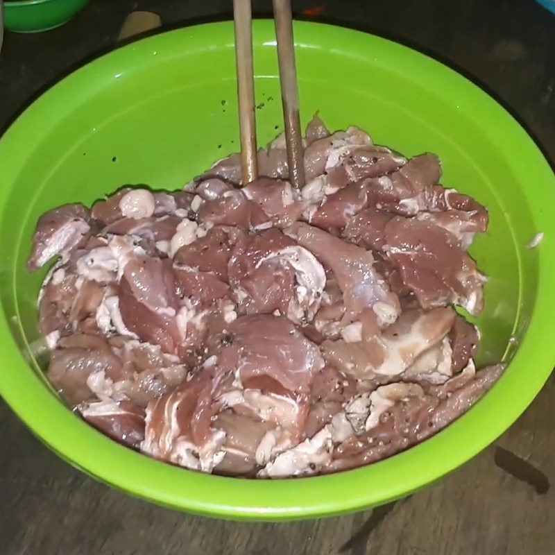 Step 3 Marinating beef Stir-fried bitter vegetables with beef