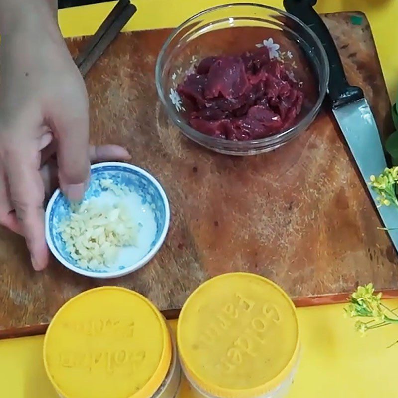Step 3 Marinating beef with spices Stir-fried beef with broccoli