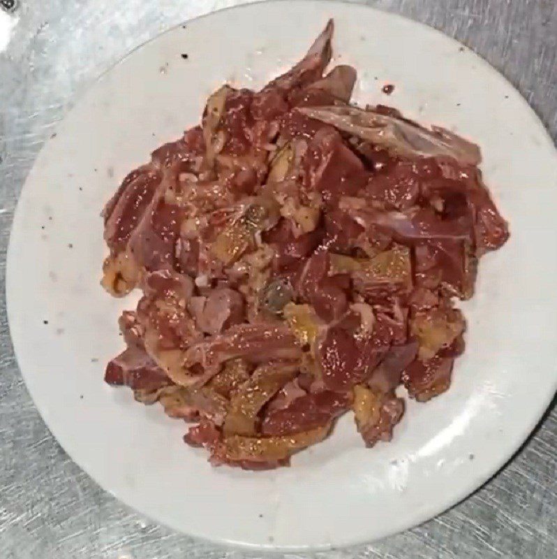 Step 2 Marinate the pigeon meat with vermicelli