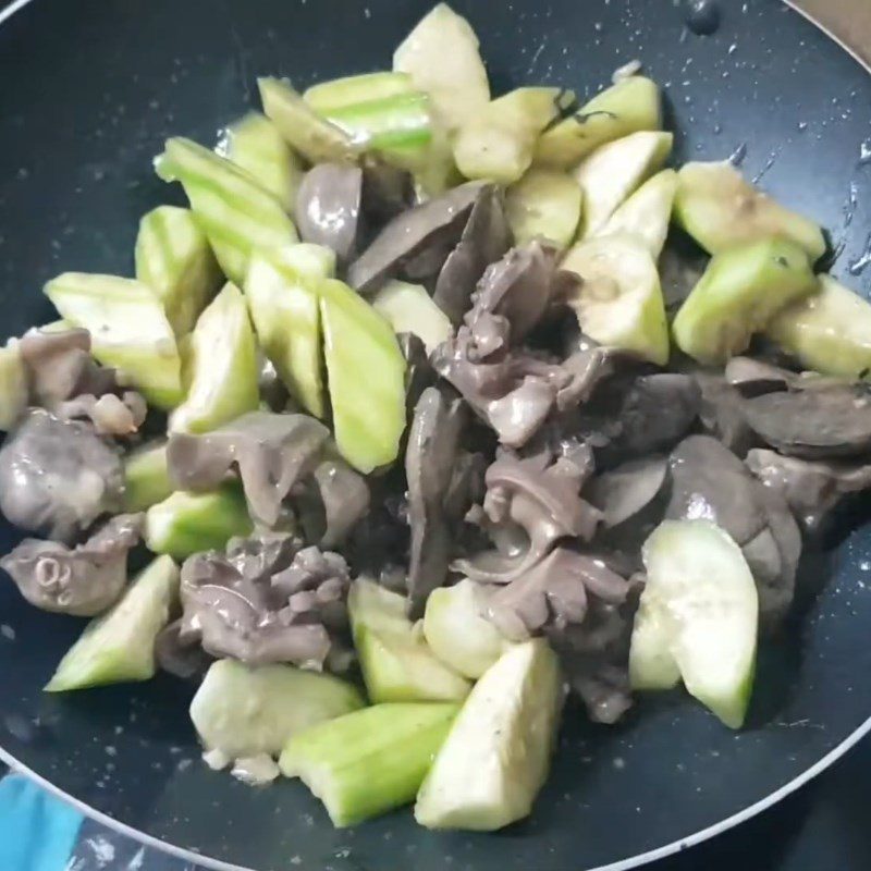 Step 3 Stir-fry gourd with duck intestines Duck intestines stir-fried with gourd