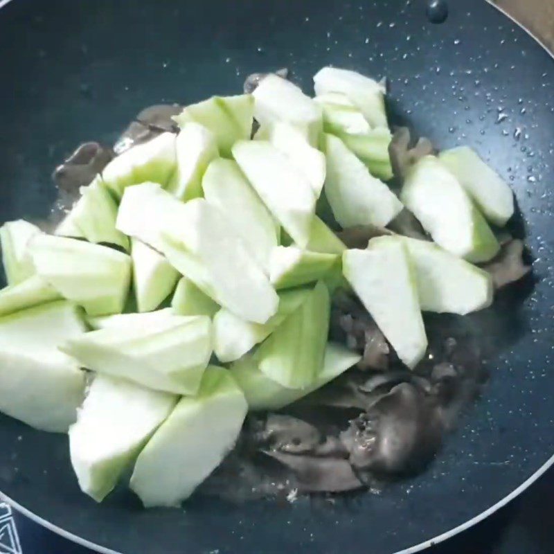 Step 3 Stir-fry gourd with duck intestines Duck intestines stir-fried with gourd