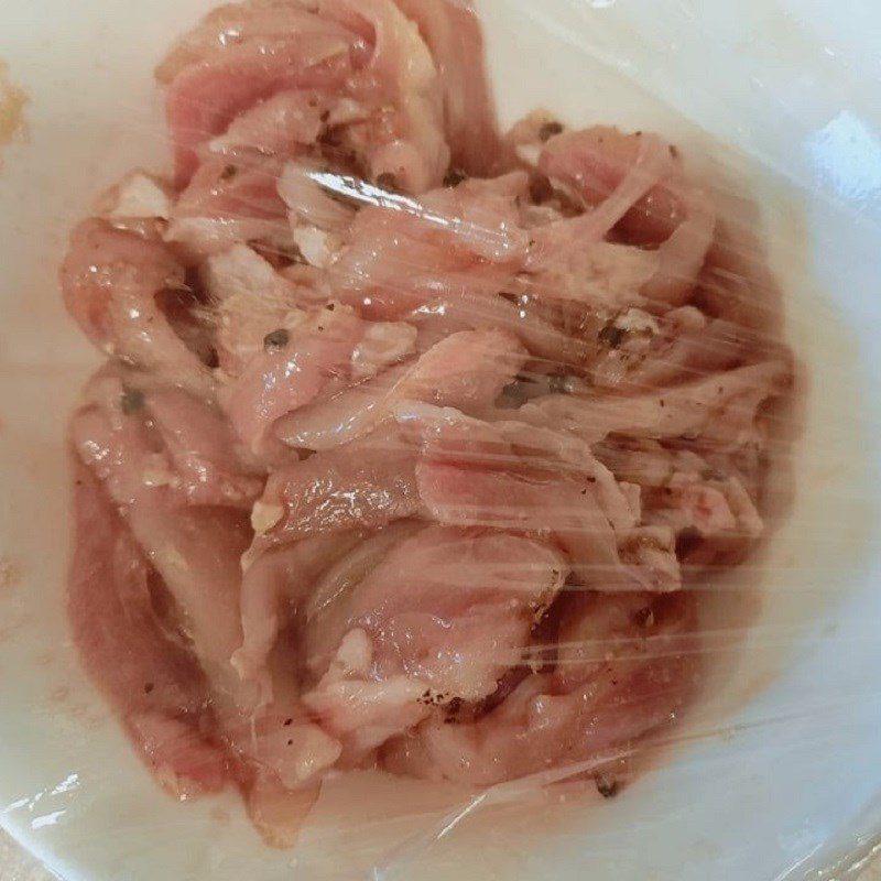 Step 2 Marinate the chicken Chicken stir-fried zucchini