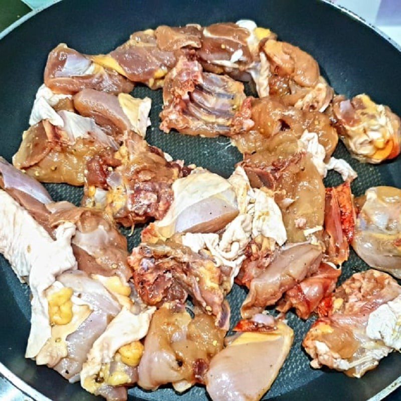 Step 3 Marinate the chicken Chicken cooked with wood ear mushrooms, shiitake mushrooms