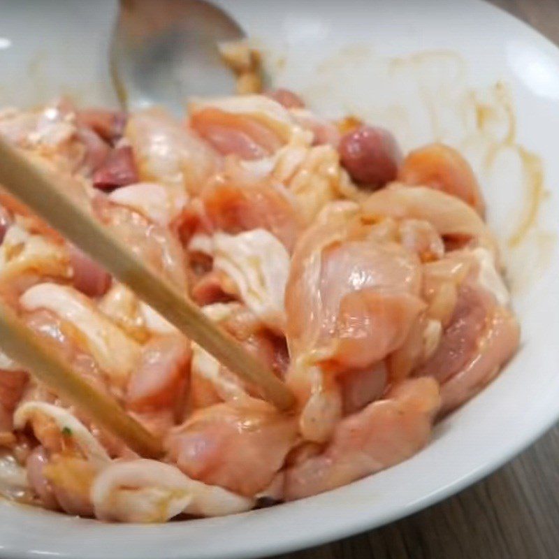 Step 4 Marinate the chicken and chicken hearts with spices Spicy sour chicken noodles