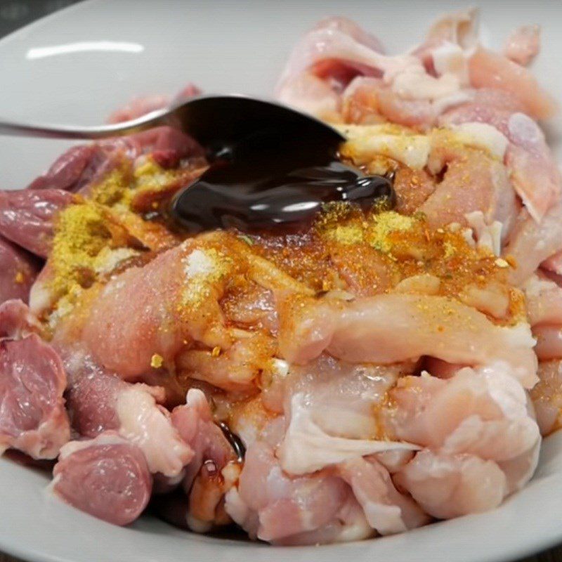 Step 4 Marinate the chicken and chicken hearts with spices Spicy sour chicken noodles