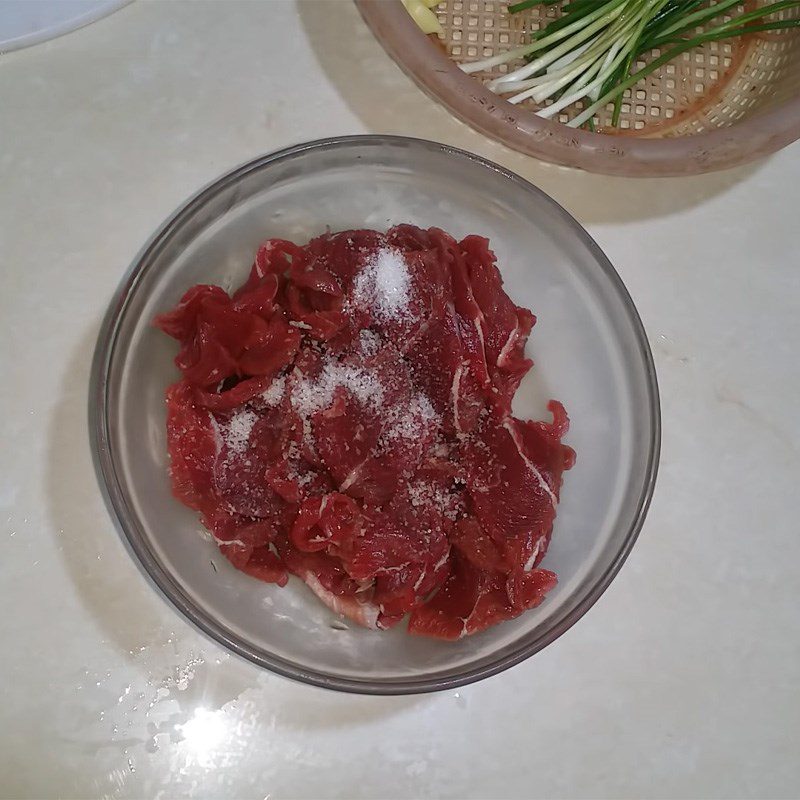 Step 3 Marinate the buffalo meat Buffalo meat stir-fried with onions