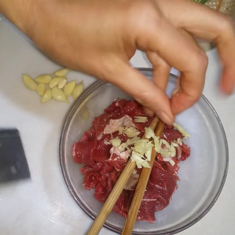 Step 3 Marinate the buffalo meat Buffalo meat stir-fried with onions