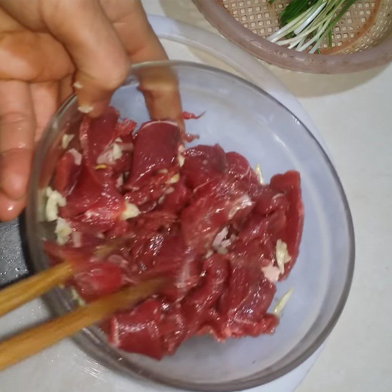 Step 3 Marinate the buffalo meat Buffalo meat stir-fried with onions