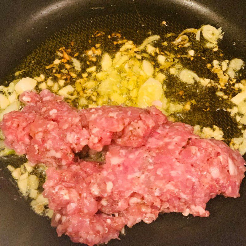 Step 5 Marinate ground meat Dry noodle soup (recipe shared by users)