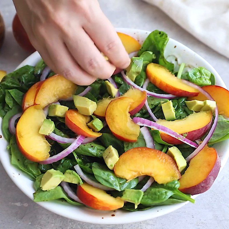 Step 4 Mix the salad Peach spinach salad