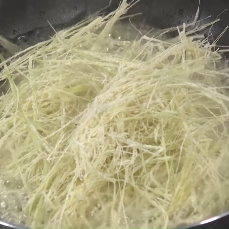 Step 4 Marinate and fry lemongrass Stir-fried ribs with lemon and lemongrass