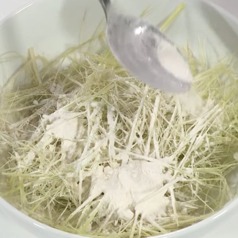 Step 4 Marinate and fry lemongrass Stir-fried ribs with lemon and lemongrass