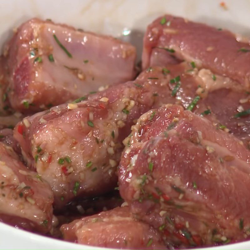 Step 3 Marinate and braise the ribs Stir-fried ribs with lemon and lemongrass