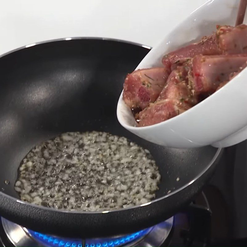 Step 3 Marinate and braise the ribs Stir-fried ribs with lemon and lemongrass