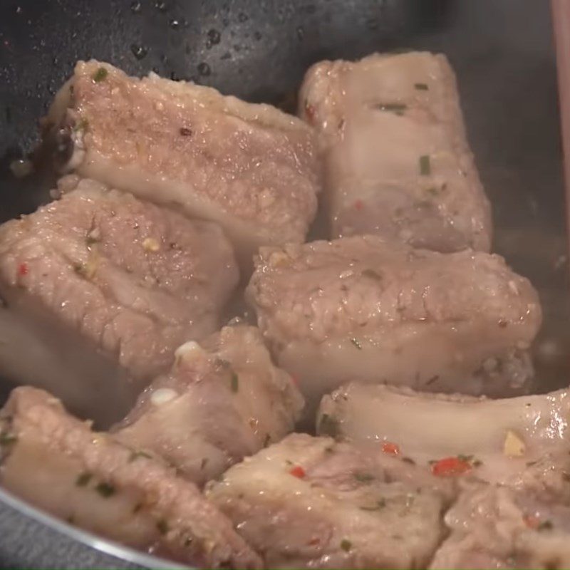 Step 3 Marinate and braise the ribs Stir-fried ribs with lemon and lemongrass