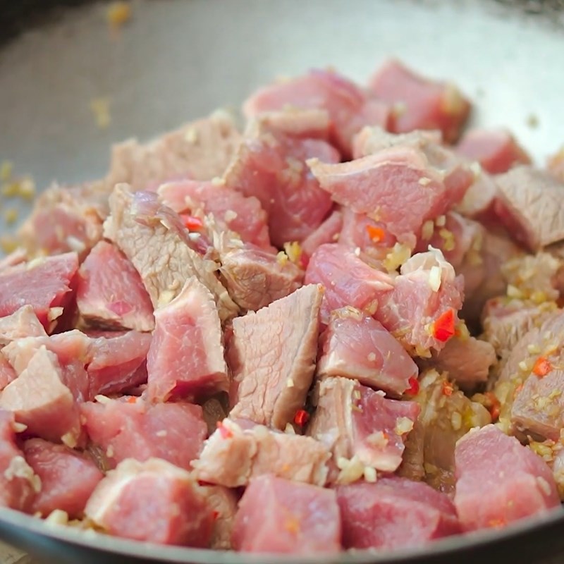 Step 3 Marinate and stir-fry the beef brisket Beef brisket stewed with five fruits