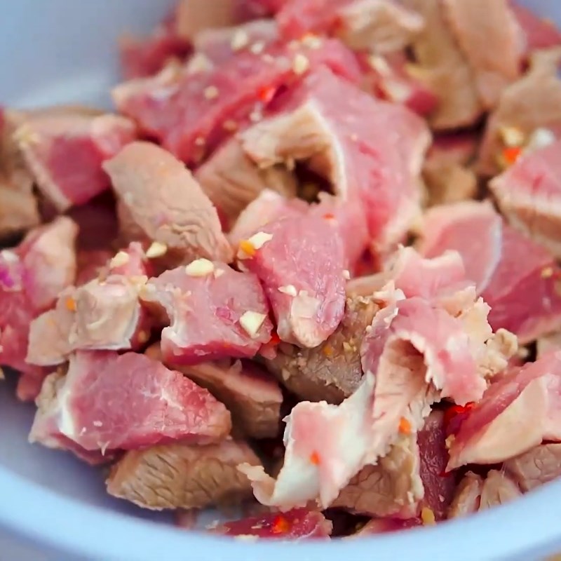 Step 3 Marinate and stir-fry the beef brisket Beef brisket stewed with five fruits