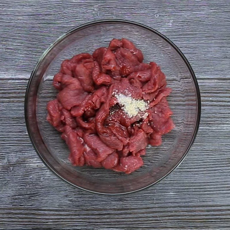 Step 3 Marinate and stir-fry beef Fried noodle salad