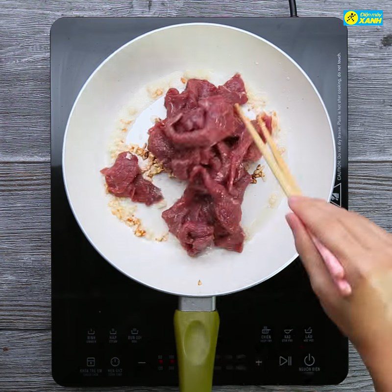 Step 3 Marinate and stir-fry beef Fried noodle salad