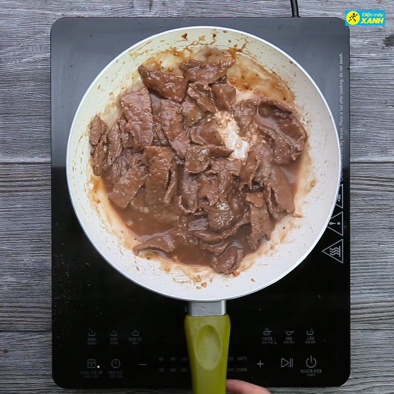 Step 3 Marinate and stir-fry beef Fried noodle salad