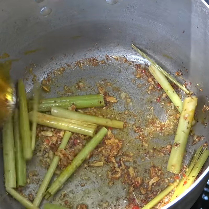 Step 3 Marinating and Stir-frying Crab Crab Hotpot with Fermented Tofu