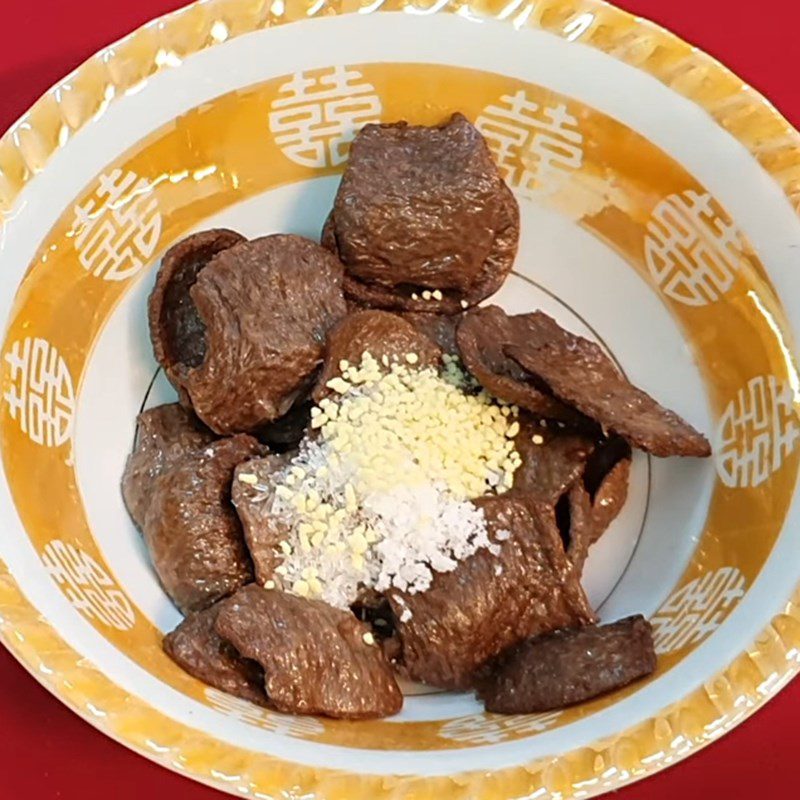 Step 3 Marinate and fry the vegetarian beef Stir-fried straw mushrooms with vegetarian beef