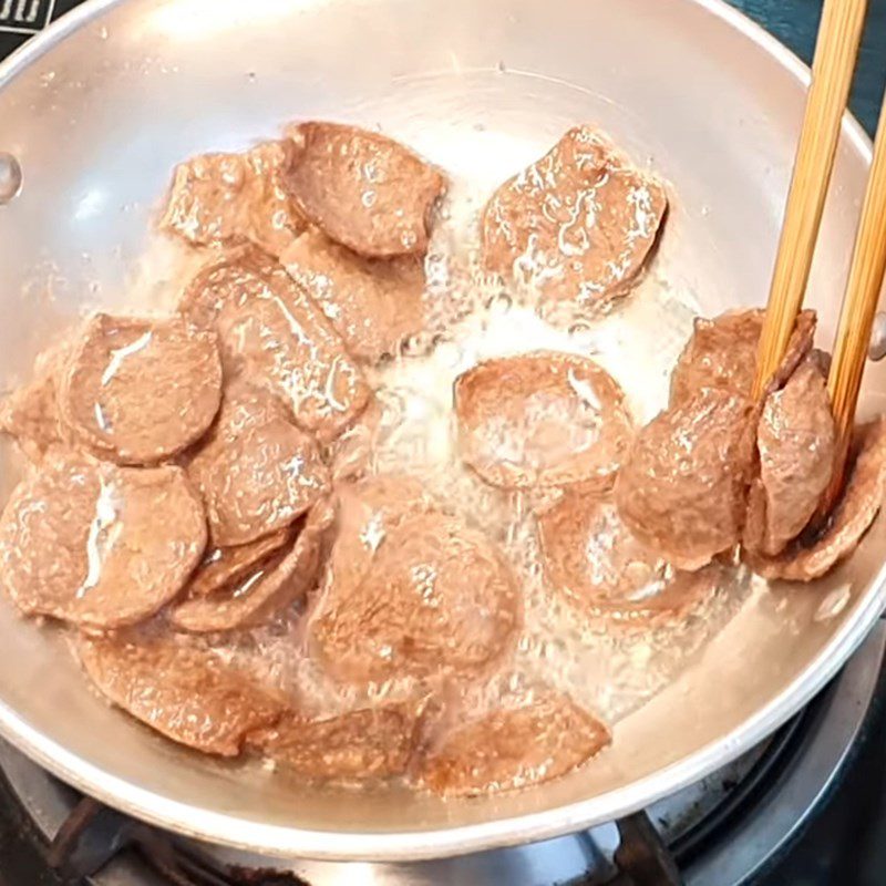 Step 3 Marinate and fry the vegetarian beef Stir-fried straw mushrooms with vegetarian beef
