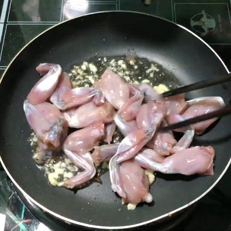 Step 4 Marinate and stir-fry minced frog meat Frog porridge