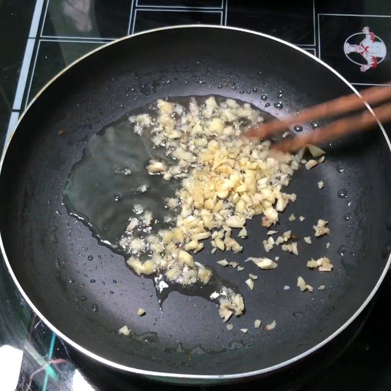 Step 4 Marinate and stir-fry minced frog meat Frog porridge