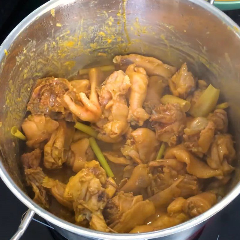Step 2 Marinate and stir-fry the chicken for Spicy Thai Chicken Hotpot