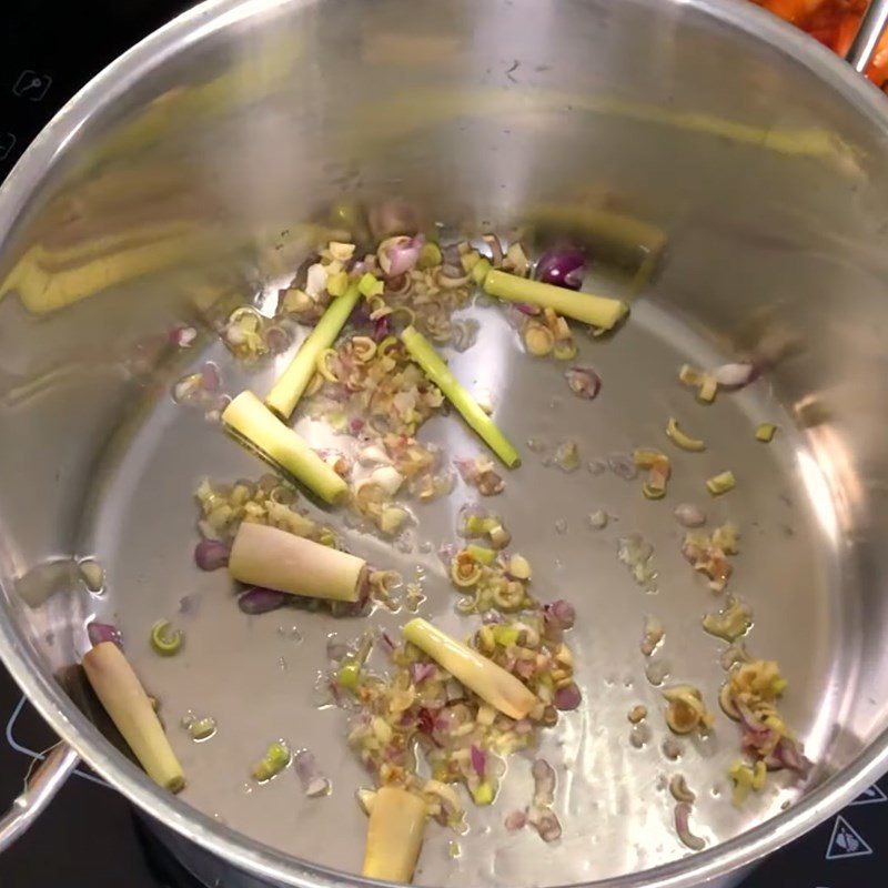 Step 2 Marinate and stir-fry chicken Thai sour and spicy hotpot