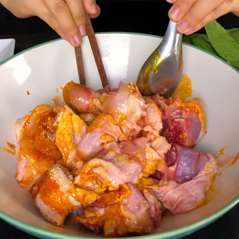 Step 2 Marinate and stir-fry chicken Thai sour and spicy hotpot