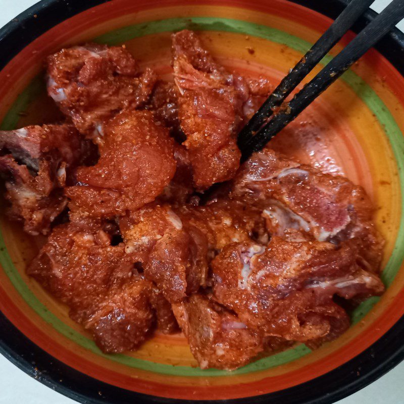 Step 2 Marinate the pork bones for pork bone noodle soup