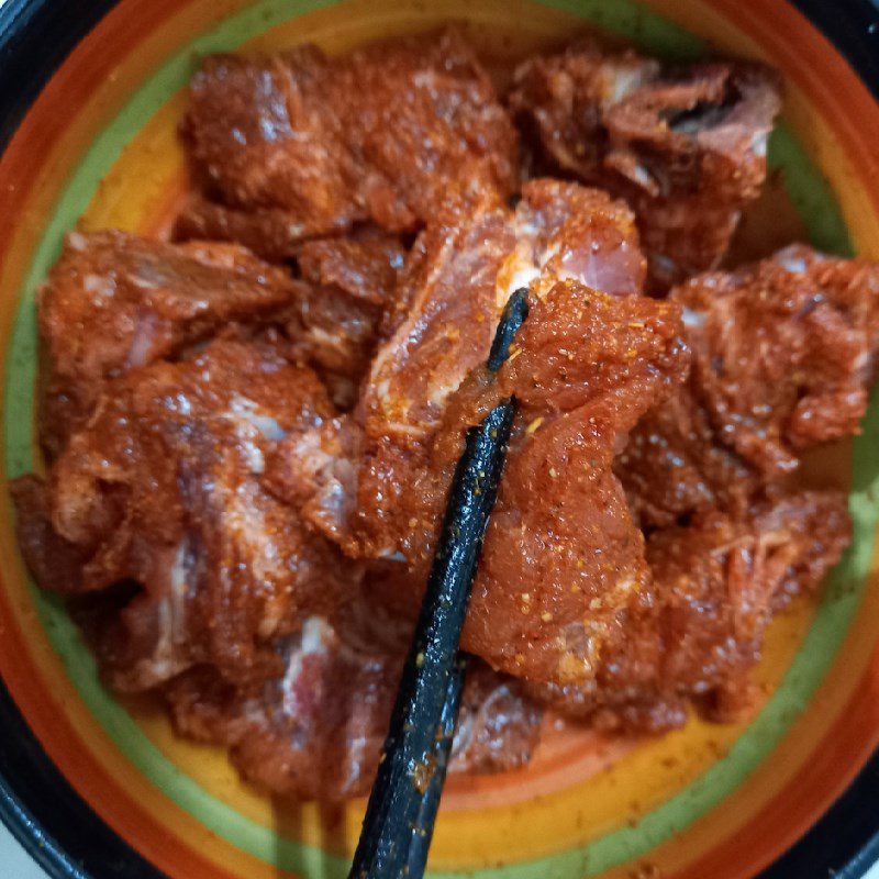 Step 2 Marinate the pork bones for pork bone noodle soup