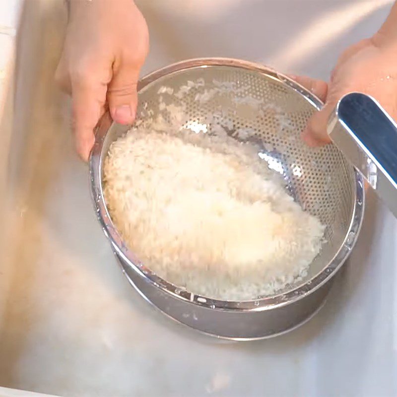 Step 1 Wash the rice and prepare the ingredients Pigeon Rice