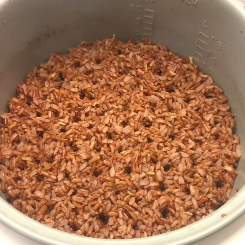Step 1 Rinse and cook the brown rice Lotus leaf steamed brown rice