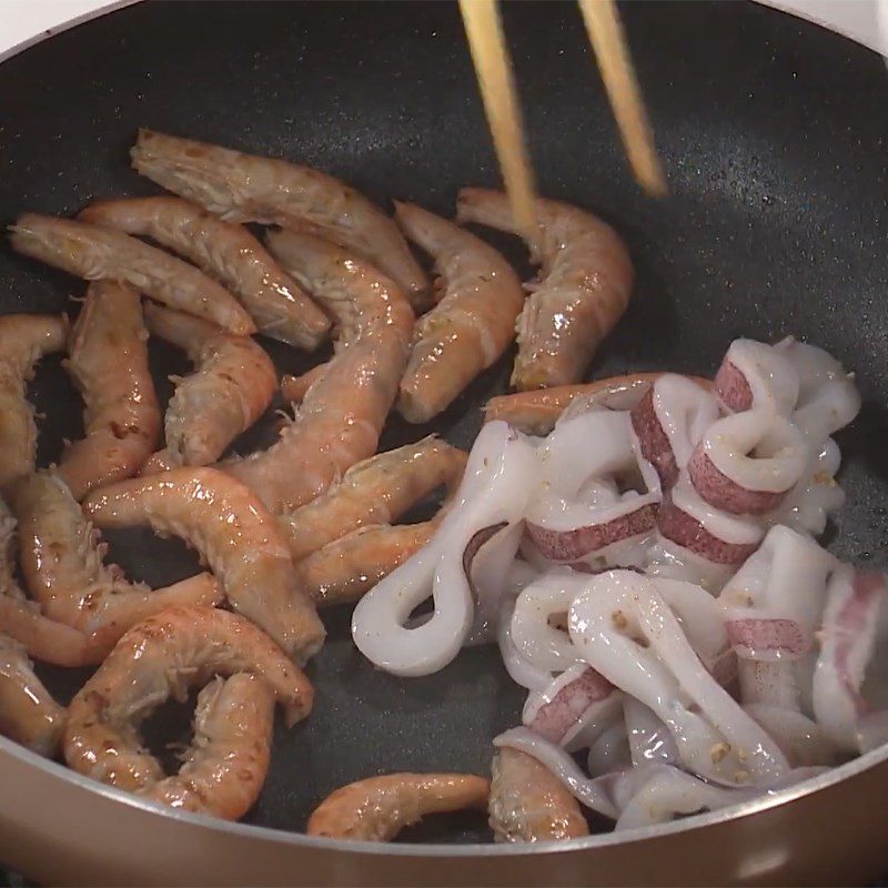 Step 4 Stir-fried shrimp and squid for Seafood Pancakes