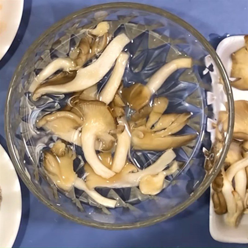 Step 3 Prepare other ingredients Beef stir-fried with oyster mushrooms
